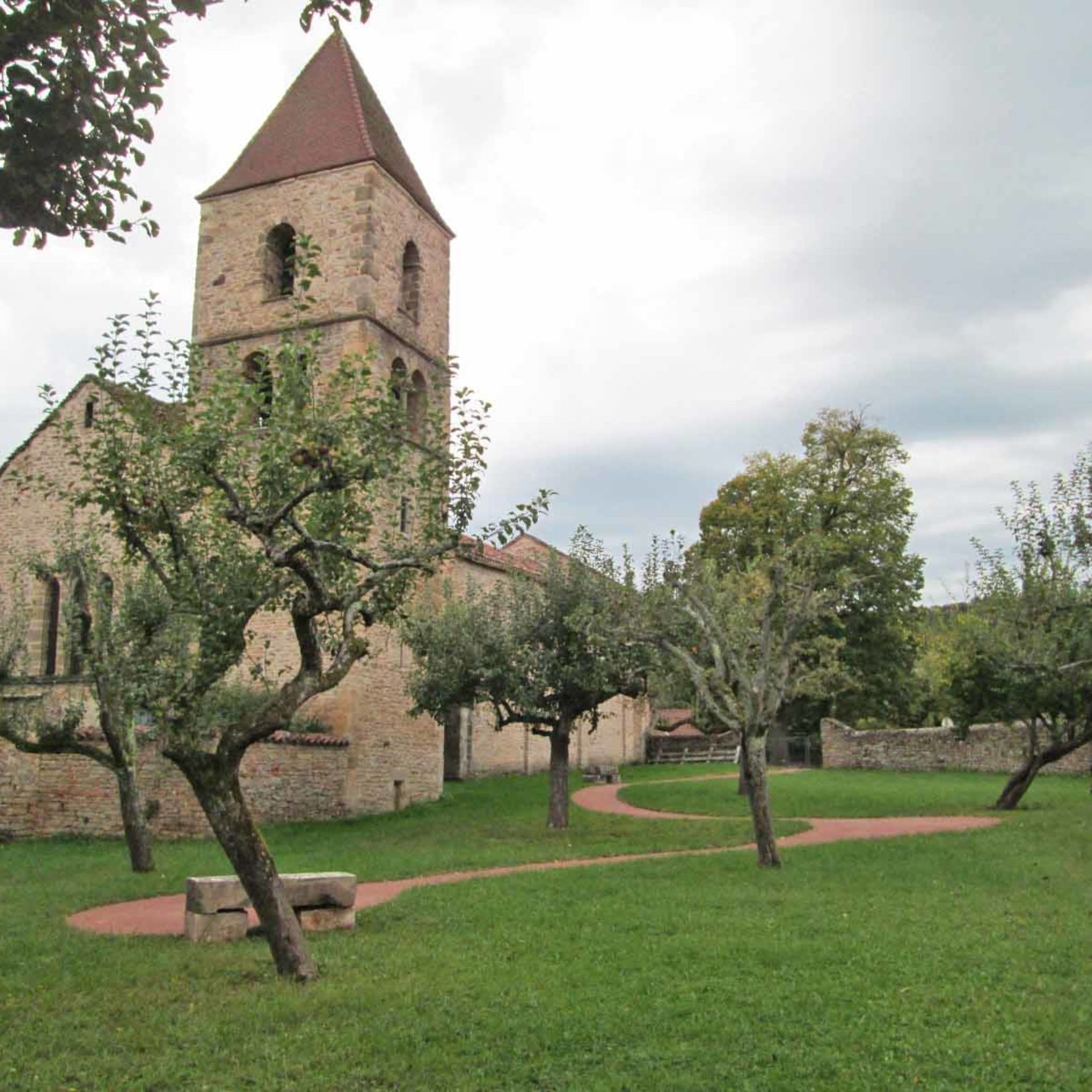 Eglise Saint Valentin et verger en accès libre